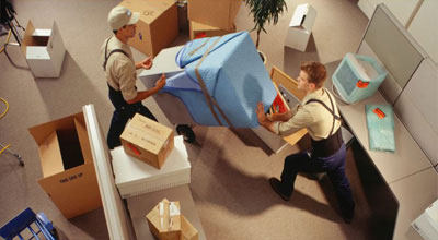 Ofis taşımacılığında evraklar ayrı, bilgisayarlar ayrı ve ofis mobilyaları ayrı ayrı ambalajlanarak araçlara dikkatle yüklenmektedir.